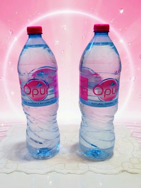Bouteilles d'eau minérale naturelle OPUR